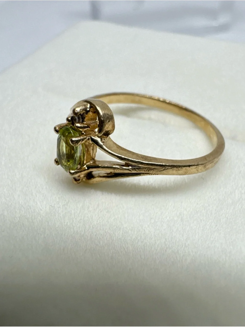 10K Yellow Gold Green Oval Peridot & Diamond Accent Size 6 Bypass Ring 1.54g